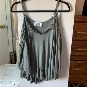 women’s top/ cold shoulder